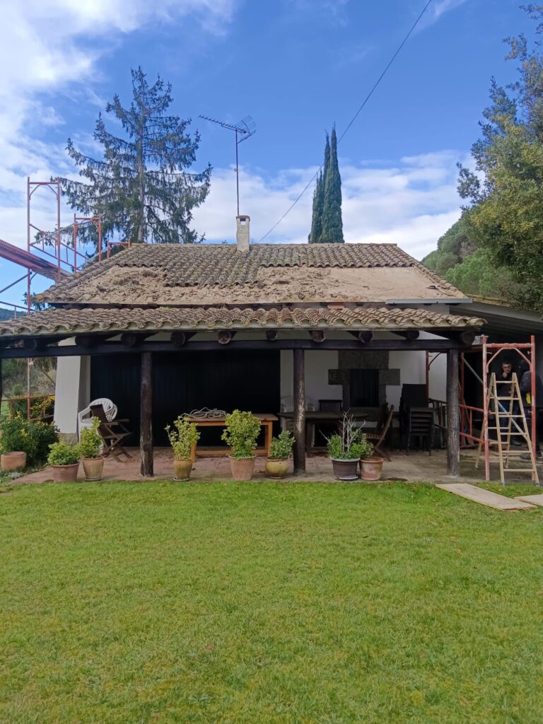 Derribo y construcción de tejado en Mataró | Emyfer